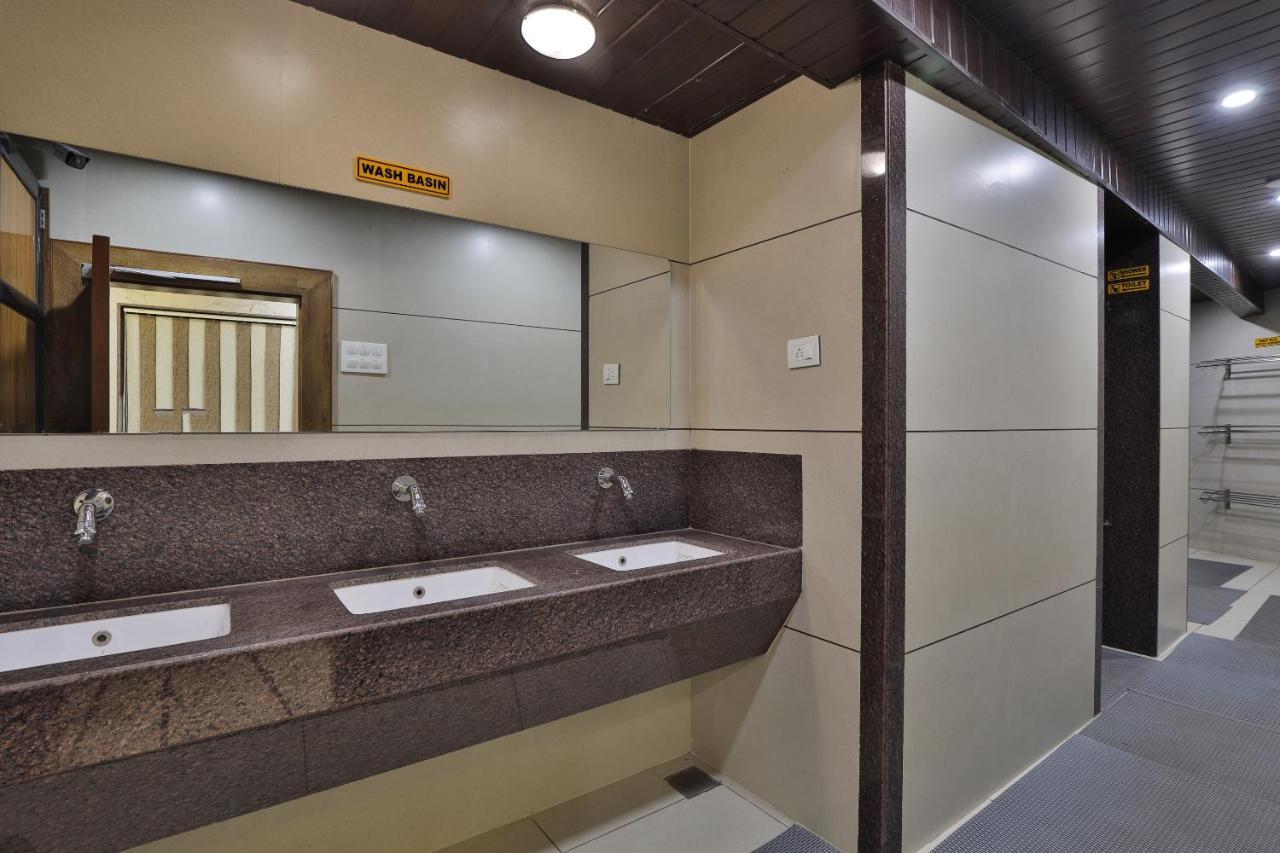 Rest Inn Dormitory Vadodara Exterior photo