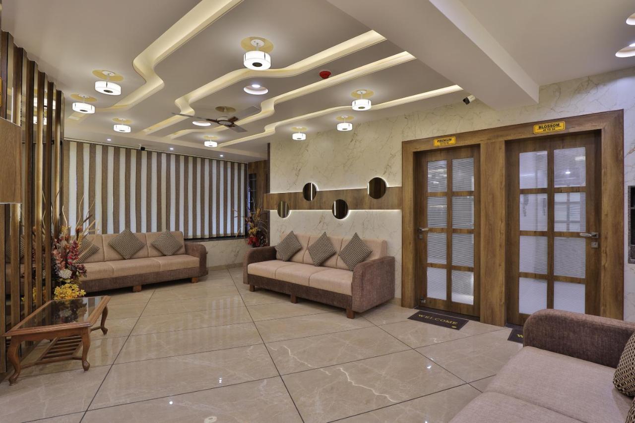 Rest Inn Dormitory Vadodara Exterior photo